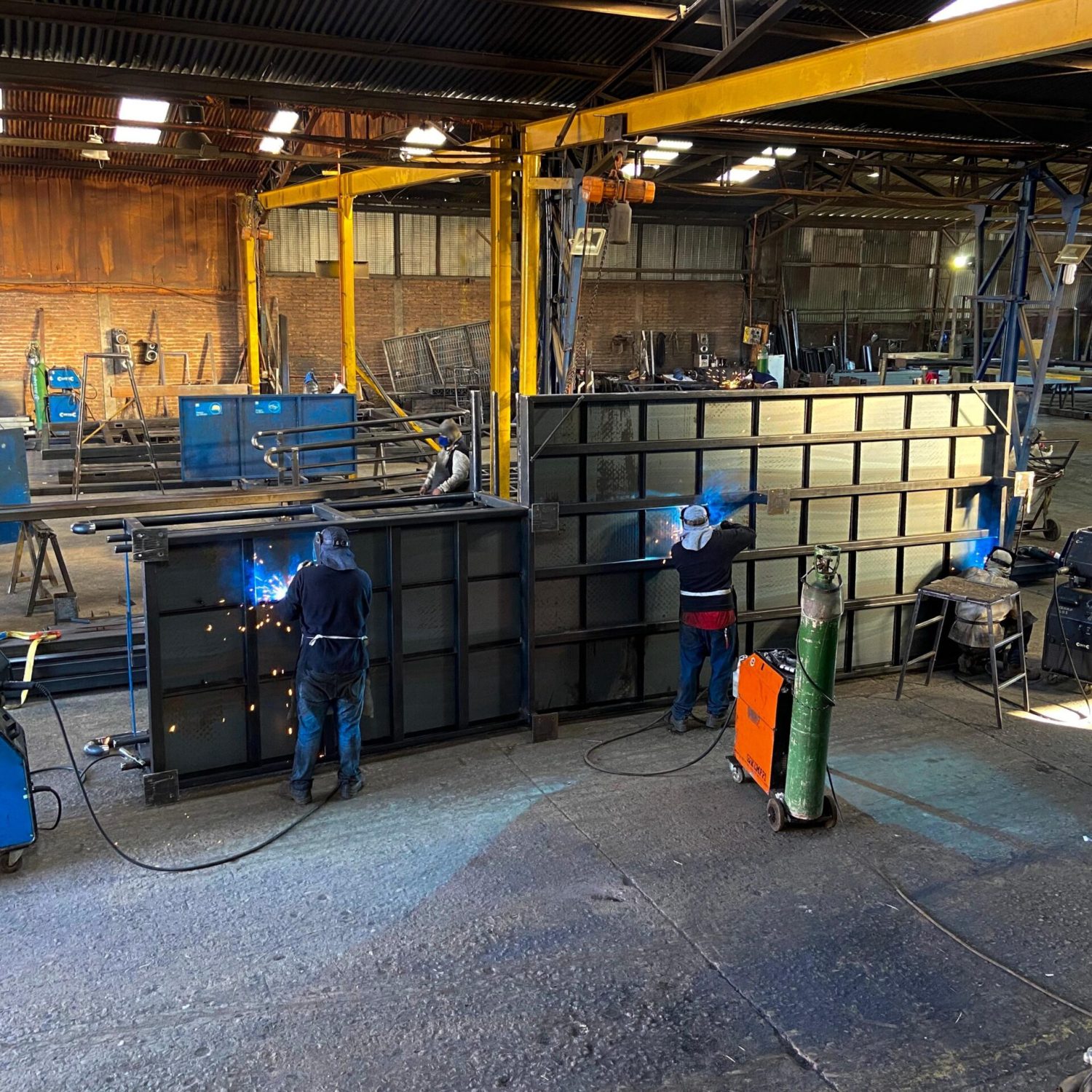 EQUIPO TRABAJANDO EN PLANTA